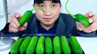 [ASMR]The crunchy sounds of eating frozen cucumber 