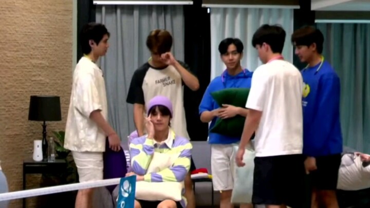 เขาไม่จำเป็นต้องมองเขาด้วยซ้ำ เพื่อนๆ ที่อยู่ข้างๆ เขาก็ตะลึงกันหมด~