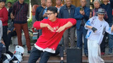 Xiaotang menampilkan serangkaian gerakan break dance retro, dan akhirnya gerakan klasik kincir angin