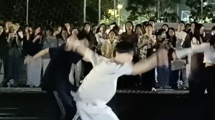 【BTS】 【Jalankan BTS】 Mari kita lihat para penggemar pria menari di taman bermain sekolah ~