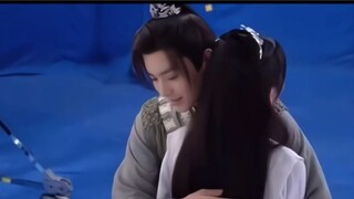 The behind-the-scenes clip of Tianyao x Yanhui hugging focuses on every move being completed careful