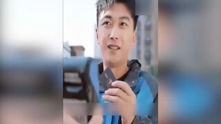 ชายผู้นั้นหมดสติอยู่ แต่เมื่อเขาตื่นขึ้นมา เขาก็เปิดทุกอย่างเพื่อให้ตัวเองร่ำรวยและมีภรรยาที่สว