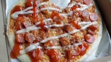 makan pizza enak banget