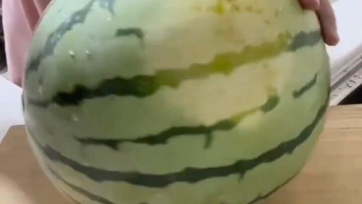 It is said that no one can cut this melon well, as it will split with one cut...