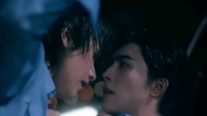 Jin can't help but to KISS😘