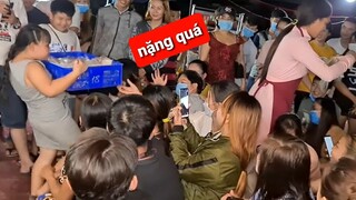 Như Ý bưng nguyên rổ bánh tráng khổng lồ bán phụ mẹ DIVA Cát Thy