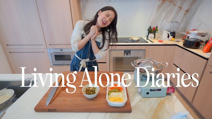 Living Alone Diaries | Escaping the cold by cooking and binge watching shows, cozy holiday in NYC
