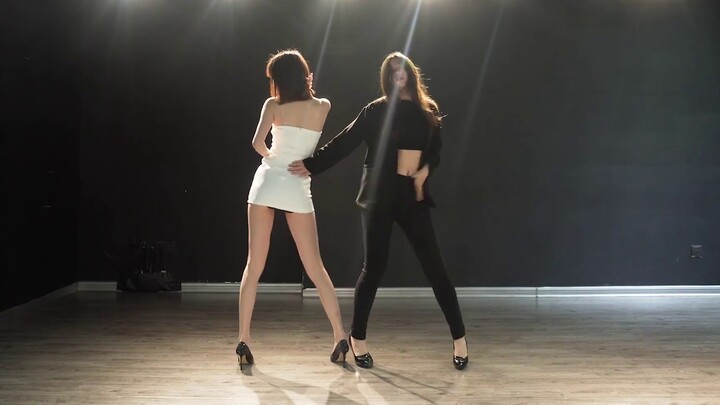 [Yan Yan & Matcha] เวอร์ชั่นการเต้นของ Trouble Maker Min Yan ที่มีการกอดสะโพกและผู้หญิงสองคนในชุดสูท