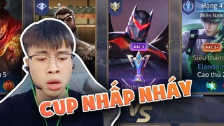 Game thủ cửa và chiếc cup nhấp nháy