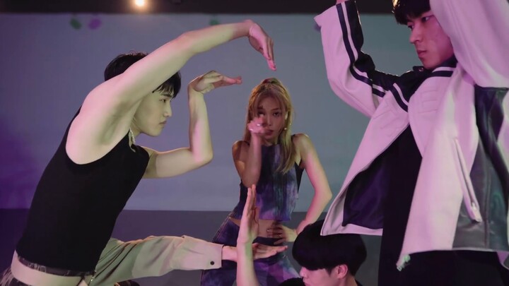 Nasib sang ibu sebagai seorang idola terus berlanjut. 1M Dance Studio mendukung Latihan Tari "Just A