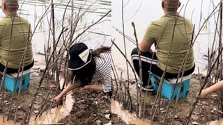 ชายคนหนึ่งกำลังตกปลาอย่างชิลล์ๆ ขณะที่ภรรยาของเขารู้สึกเบื่อหน่าย จึงขุดคูน้ำและเสียบกิ่งไม้ลงไป ชาย