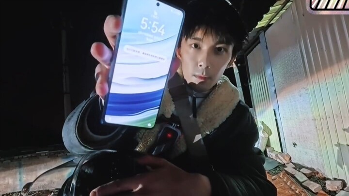Wu Lei memegang Huawei MateX5 dan naik gunung di malam hari untuk menyaksikan matahari terbit