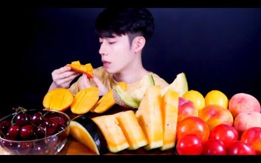Memakan buah apel, mangga, semangka