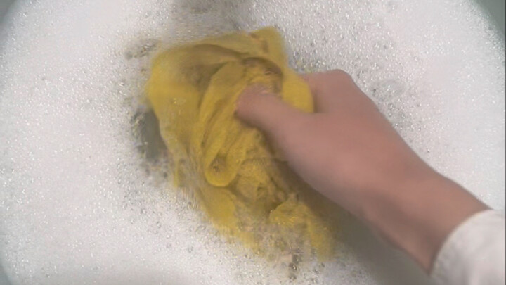 Would Zi Che Fu Zhao put body lotion on the bandage?