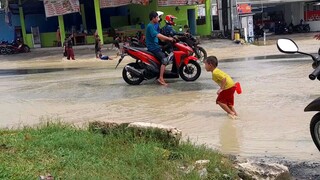 suka-suka mandi di pinggir jalan,,,