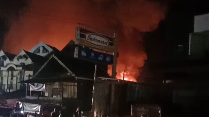 si JAGO MERAH mengamuk ,rumah warga jadi korban, samarinda