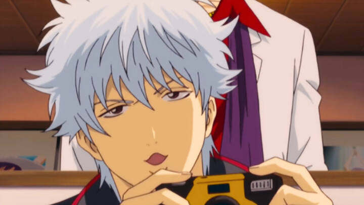 Sakata Gintoki mencoba menyelinap menyerang mereka yang ada di kamera: