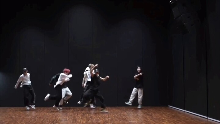 เขาเปิดตัวครั้งแรกโดยไม่ได้ส่งเสียงใดๆ เลย และมันน่าทึ่งมากที่เขาเต้นได้แบบนี้ในขณะที่ผ่านไมค์