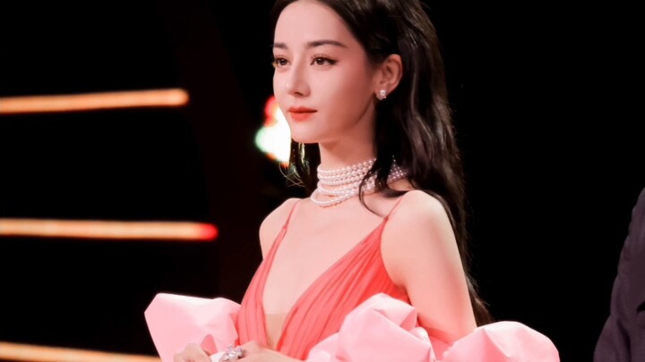 Fan Bingbing copied Dilraba Dilmurat, not only the clothes, but also the teardrop mole in the same p