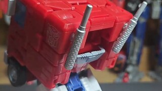 The correct way to transform the rear of ss86 Optimus Prime