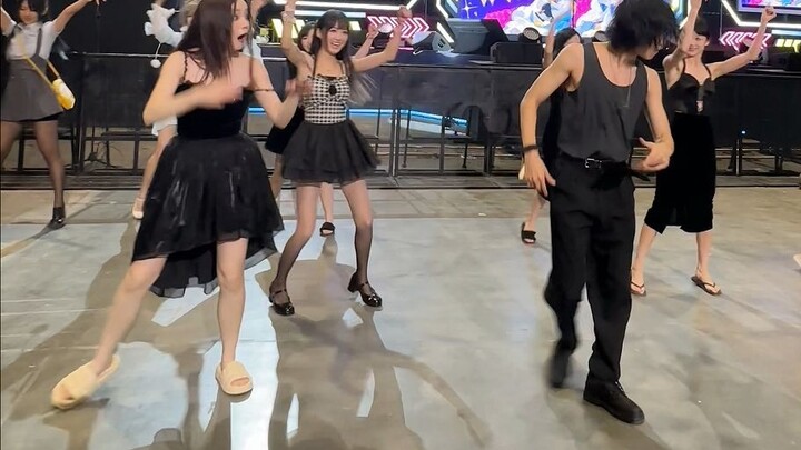 BW Tom occupies the C position of the girl group, and the girls are all scared
