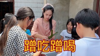 一教师到学生家蹭吃蹭喝