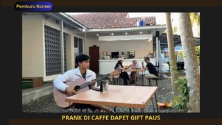 Prank nyanyi di cafe buat baper ekh dapet Gift Paus