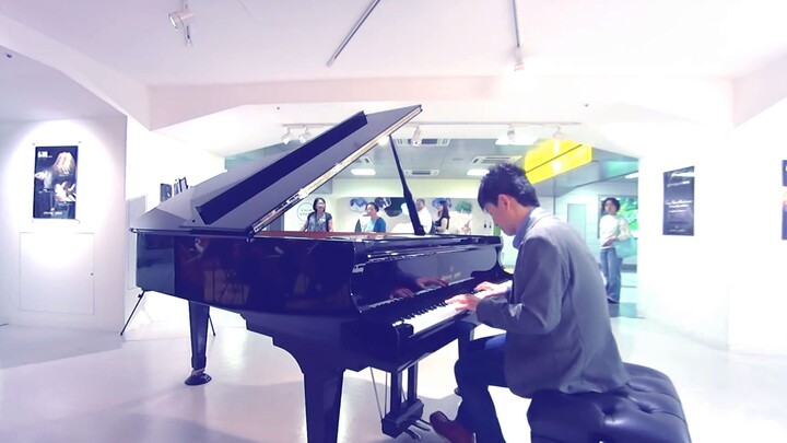[การแสดงเปียโน] เล่นเพลงมหัศจรรย์มหัศจรรย์ "That Summer" ที่สถานีชินคันเซ็นในญี่ปุ่น