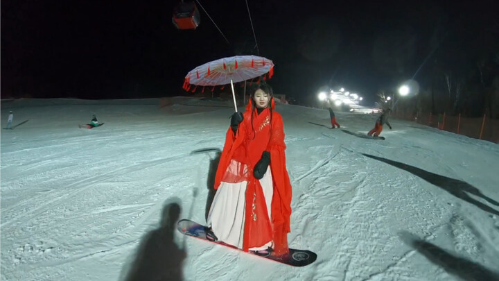 Main Ski dengan Kostum Cina Tradisional - Sudut Pandang Orang Pertama
