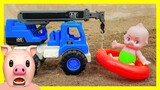 Bé cá đồ chơi - Ô tô cần cẩu, xe tải công trình giúp đỡ em bé tắm | Video lồng tiếng
