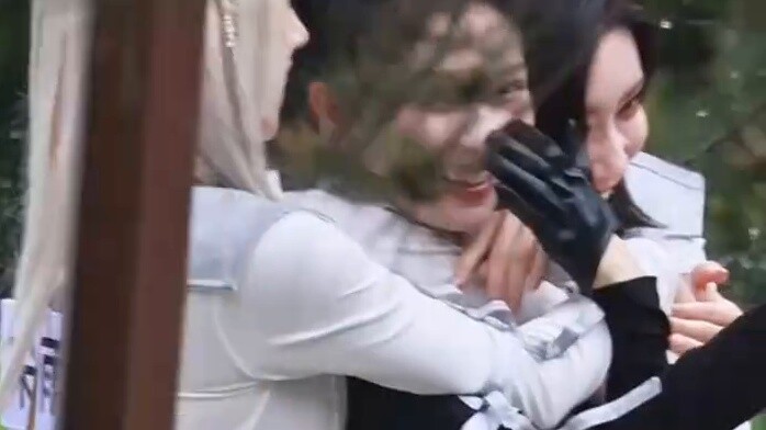 โอ้พระเจ้า! โจวเซินหยิบปลาตัวใหญ่ขึ้นมาด้วยมือทั้งสองข้าง! ทำให้ฉันนึกถึงปลาตัวใหญ่ในรังนก! เหมิงจื่