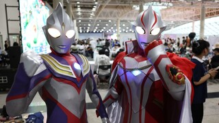 Trong buổi triển lãm truyện tranh của Ultraman Tiga (Phần 1), anh đã gặp Deadpool và bị (zi) ép (nhâ