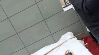 Aku terjun ke kolam renang di pesta pernikahan adikku untuk menghiburnya.…