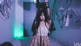 The girl turned into a zombie and her legs turned black! —Zombie—PURPLE KISS danced to a special Hal