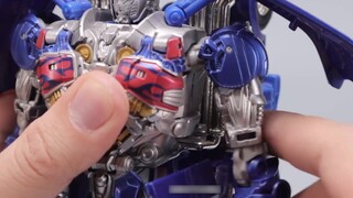 The most difficult design to realize? Review of the leader-class knight Optimus Prime