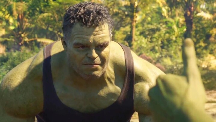 Wajah Hulk laki-laki yang diperankan oleh Hulk perempuan dengan kekuatannya penuh dengan ketidakberd