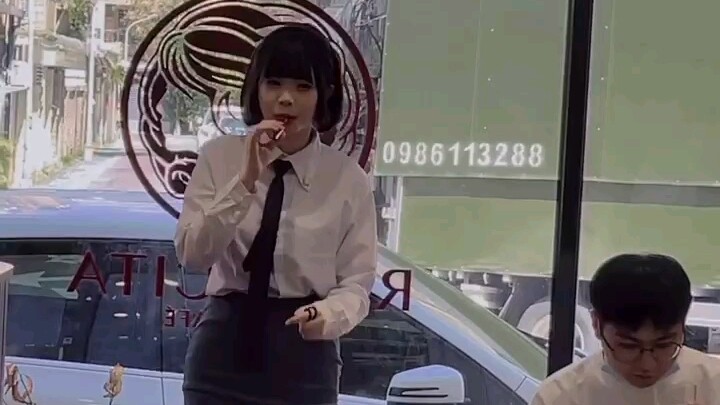 给咖啡厅店员买了卡祖笛之后。 。
