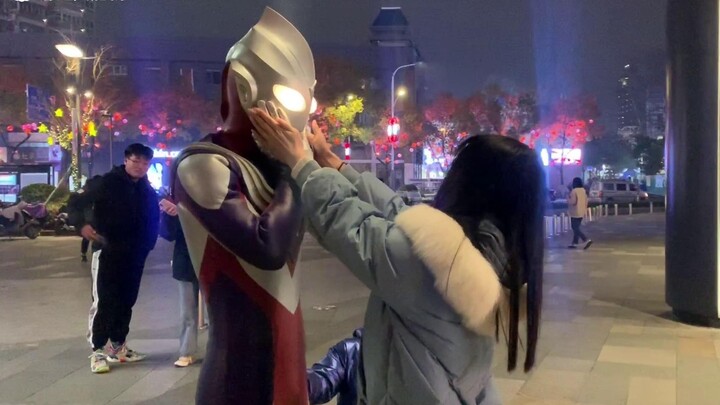 [Tiga's Outing Bab 35] Apakah Ultraman ini laki-laki atau perempuan? Berapa usiamu?