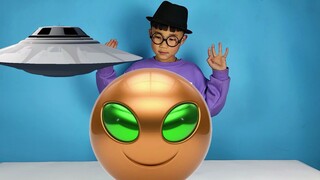 Piring terbang alien turun dengan telur alien dan menyulap pistol mainan yang menyenangkan untuk Oza