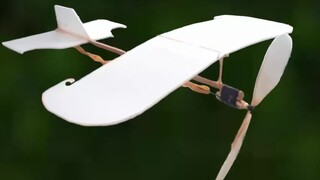 Membuat pesawat terbang mainan sederhana yang bisa digerakkan dengan karet gelang