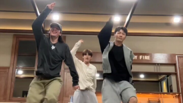 【Zhang Yuan】What?! You haven’t seen Brother Yuan dancing with two dance masters? ?