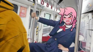 เพื่อนฉันยืนกรานที่จะไปเต้นรูดเสาบนรถไฟใต้ดิน...!