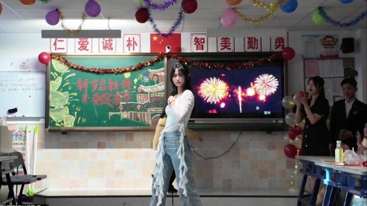 【元旦联欢会的twice】流金岁月里 是永不落幕的青春 和闪闪发光的我们