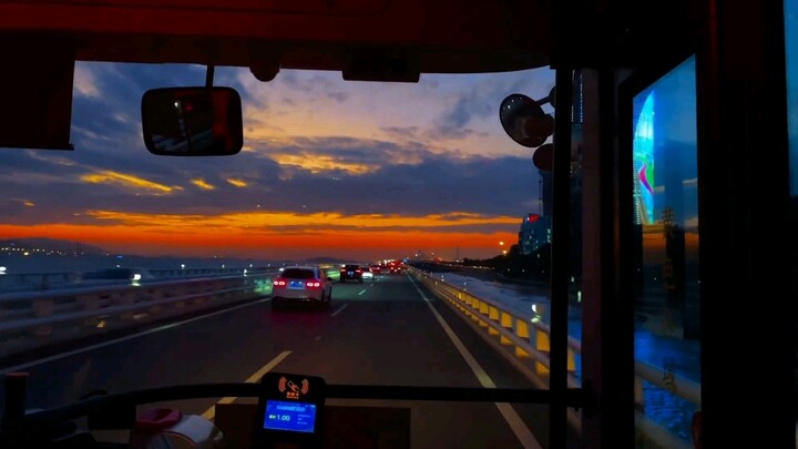 "Kudengar senja adalah waktu untuk orang-orang yang romantis, tidak heran matahari terbenam pun jatu