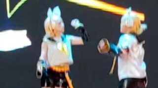 The Kagamine twins' inferior and superior pair appeared on the school stage!!