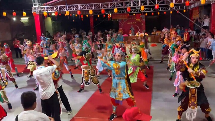 The opening dance of Yingge, who plays a hero of Liangshan, is so stunning, come and enjoy it!