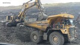 excavator dengan berat 100 ribu kg lebih diatas dudukan berlumpur loading hd 785