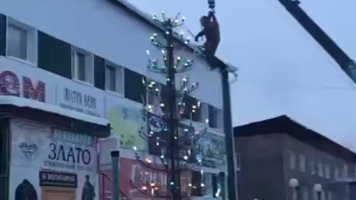 Hanging Christmas tree decorator, autonomous