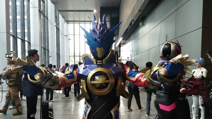 Kamen Rider bertemu di Firefly Comic Con!