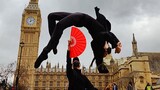 红扇翻飞舞翩翩，在伦敦大本钟前舞动中国红扇。